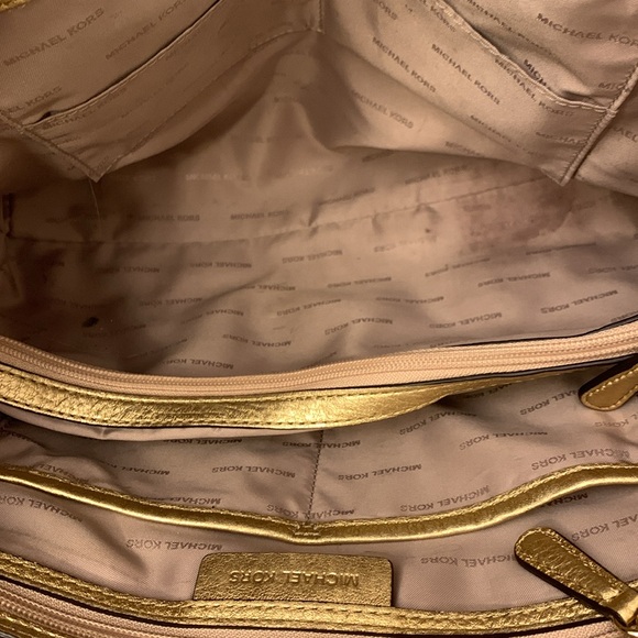 Michael Kors Rare MK LARGE METALLIC SATCHEL Gold - Picture 8 of 9